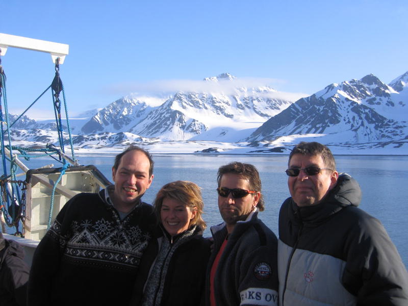 Unsere kleine Gruppe in der windgeschuetzten und doch kalten Bucht, Recherchfjorden